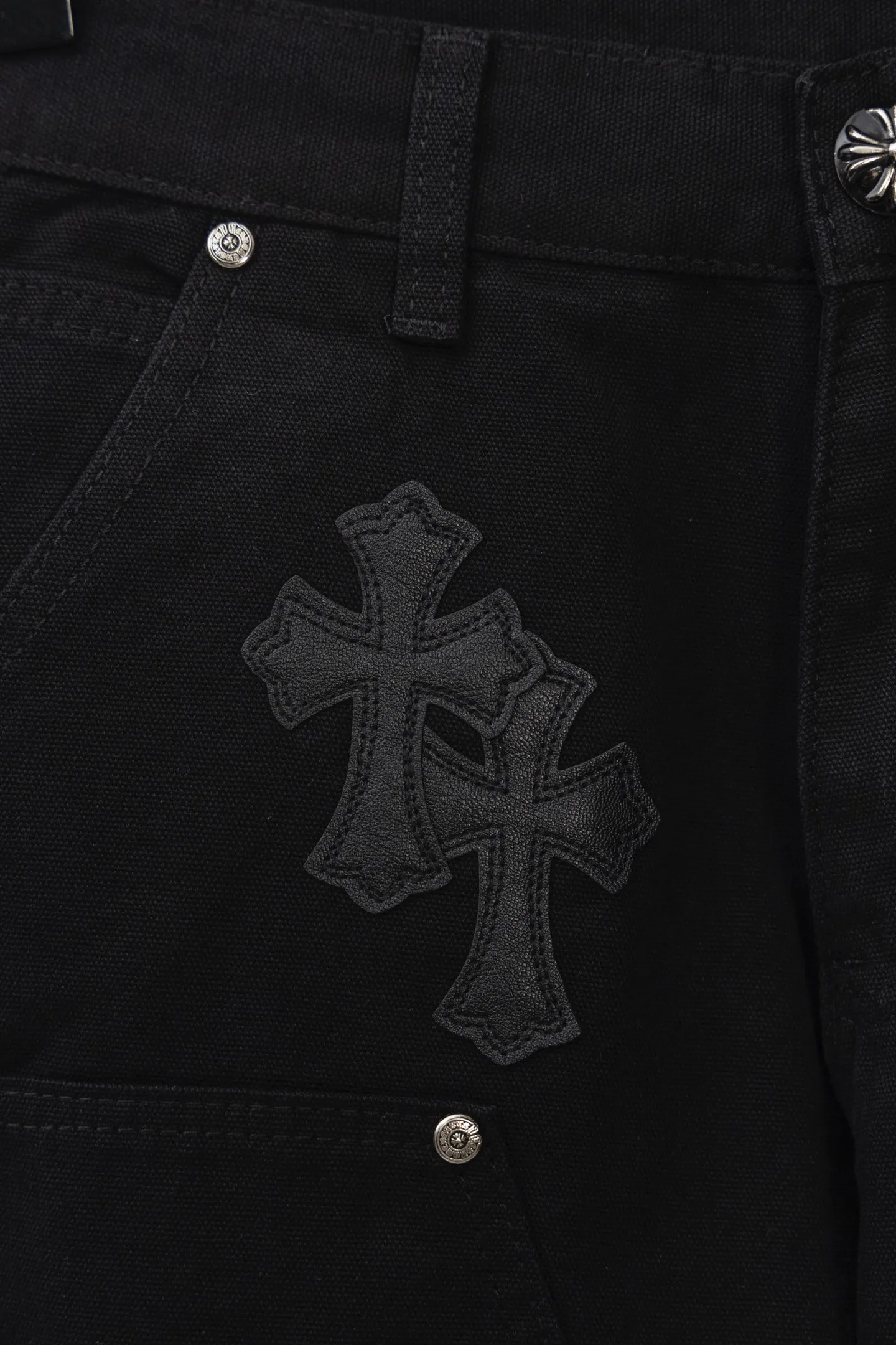 P270 CH Chromehearts pure black cross-stitched leather black workwear jeans and logging pants. The cabinet price is 34W level. The patches are decorated with cross flowers and washed jeans! ! An absolutely high-end luxury product, a 1.9W-level god-level single product, a super popular product, made by top heavy industry, a magic weapon that cannot be missed! [About Zangyin] This is an extremely luxurious fashion brand that can also be called the aristocracy of the high street. It has always been an exclusive brand for some hipsters or rich second generations. Compared with ordinary high streets, it is more luxurious and noble. Compared with luxury brands, it is more fashionable and individual. It has always been a brand that I have a special liking for. [Top heavy industry fashion design] Consistently high-street luxury style. Speaking of this style, the Zangyin family and GU family are definitely the leading representative brands. Especially the Zangyin family has really achieved a state-of-the-art effect in creating high-street style. The unique washed material is used to create this style. The color system is already quite eye-catching. After it is decorated with patchwork cross flowers, it cleverly highlights the charm of the brand. Secondly, this style uses classic The high-waist cutting design highlights the long legs and fashionable temperament of the upper body. The brand is highly recognizable and the slim fit configuration is more suitable for daily wear. It is a product that interprets personality, fashion, and specifications at a glance. This single product is enough to make any fan excited. It can be a white T-shirt for a youthful college style, or a tight suspender for a royal style. It has strong matching ability and can be easily controlled by men.  [Materials and craftsmanship] Needless to say, this point goes without saying. As an excellent craftsman brand, Zangyin’s requirements for details and craftsmanship are really perfect. The washed color of this model has gone through so many processes, not to mention the embellishment of denim appliques. It is also purely hand-made and sewn. Just like what they believe in, only hand-made things have soul and have the meaning of wear. A top-notch heavy-duty fashionable denim item, I look forward to your perfect interpretation! !  Color: Black Size: 28-36